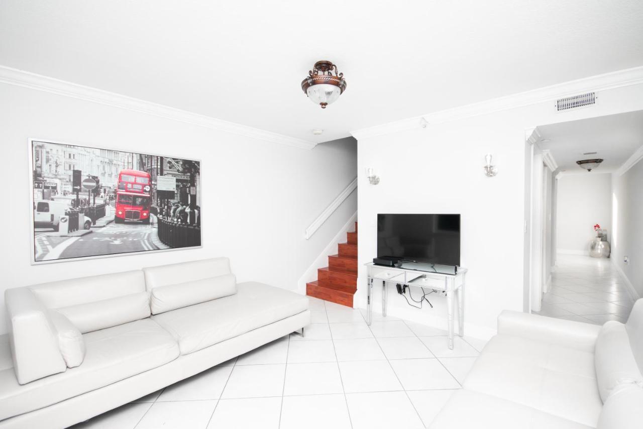 Beautiful 2/2.5 Condo W/Free Parking Fast Wifi Miami Buitenkant foto