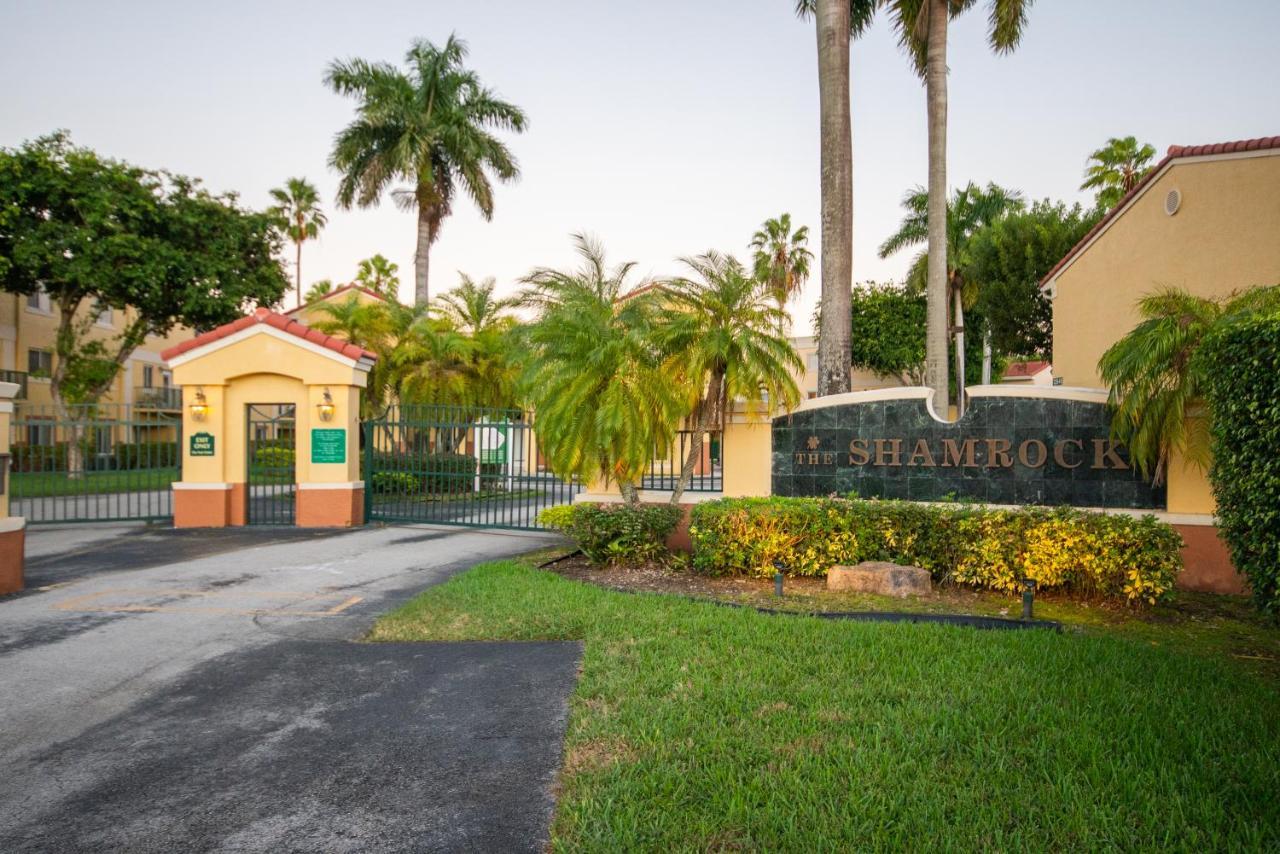 Beautiful 2/2.5 Condo W/Free Parking Fast Wifi Miami Buitenkant foto