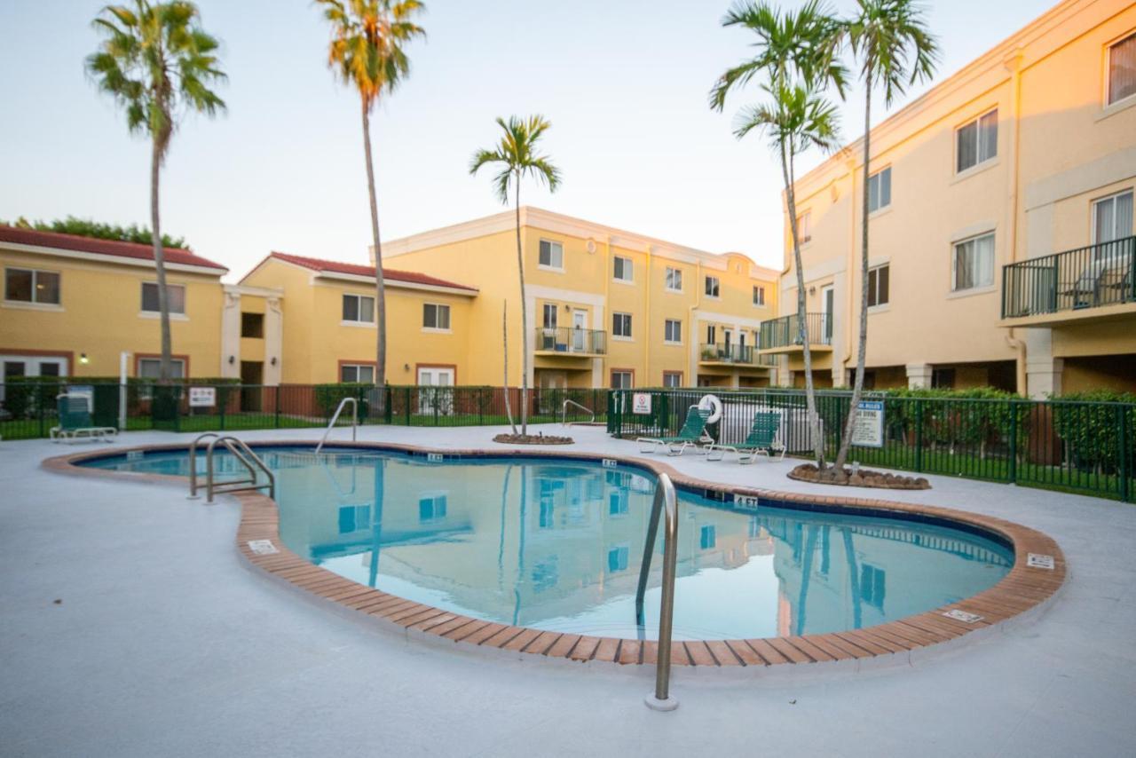 Beautiful 2/2.5 Condo W/Free Parking Fast Wifi Miami Buitenkant foto